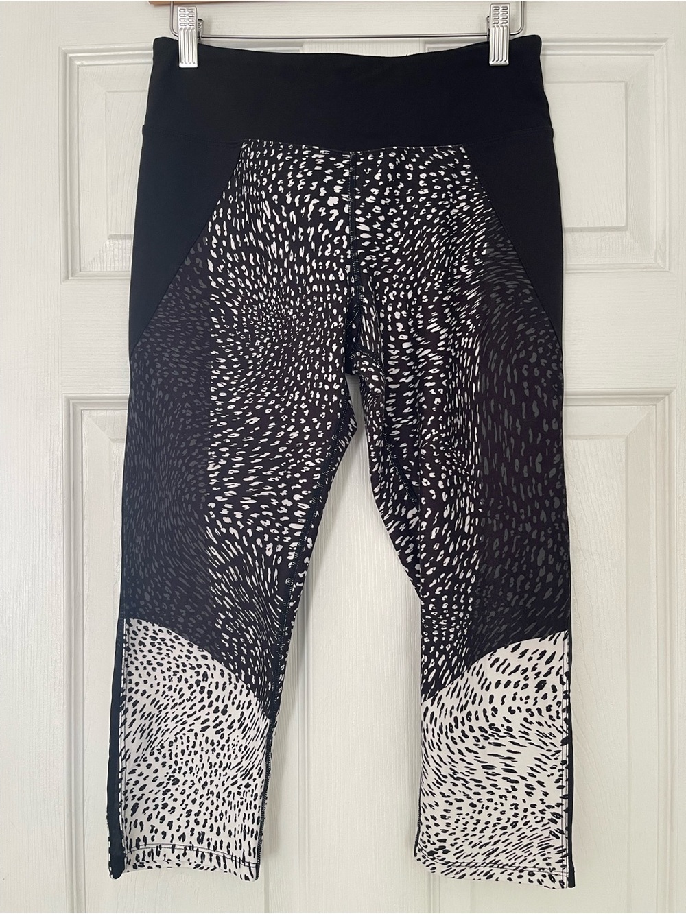 Betsey Johnson Black & White Patterned capri Leggings geometric medium